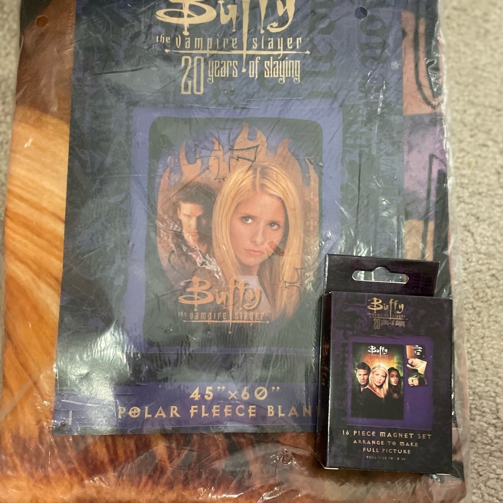 Buffy 20 years of slaying blanket + set of 16 magnets unopened